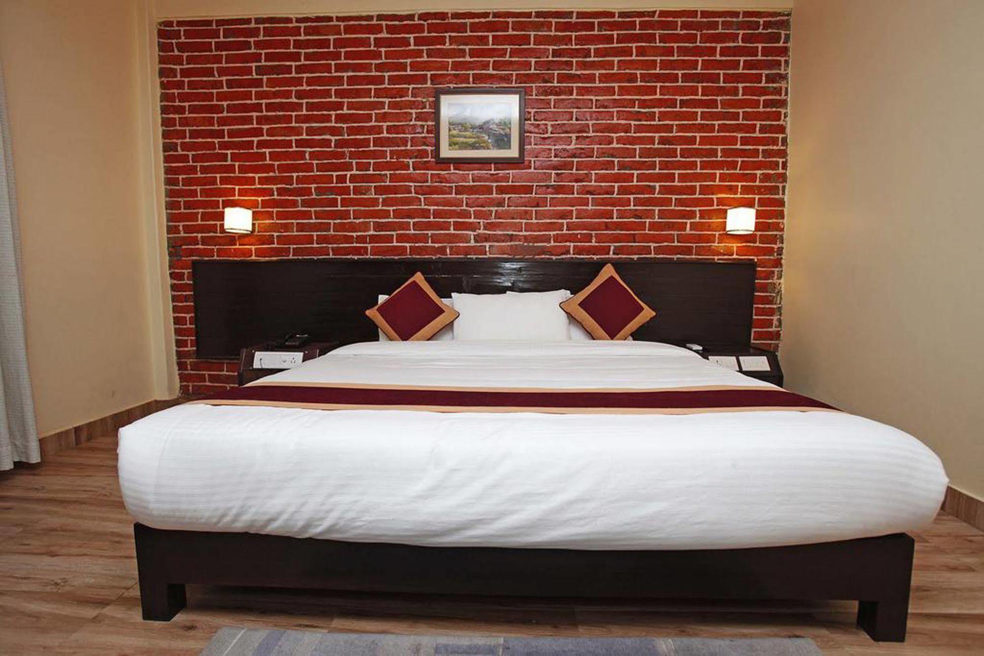 Hotel Dandelion Pokhara Buitenkant foto
